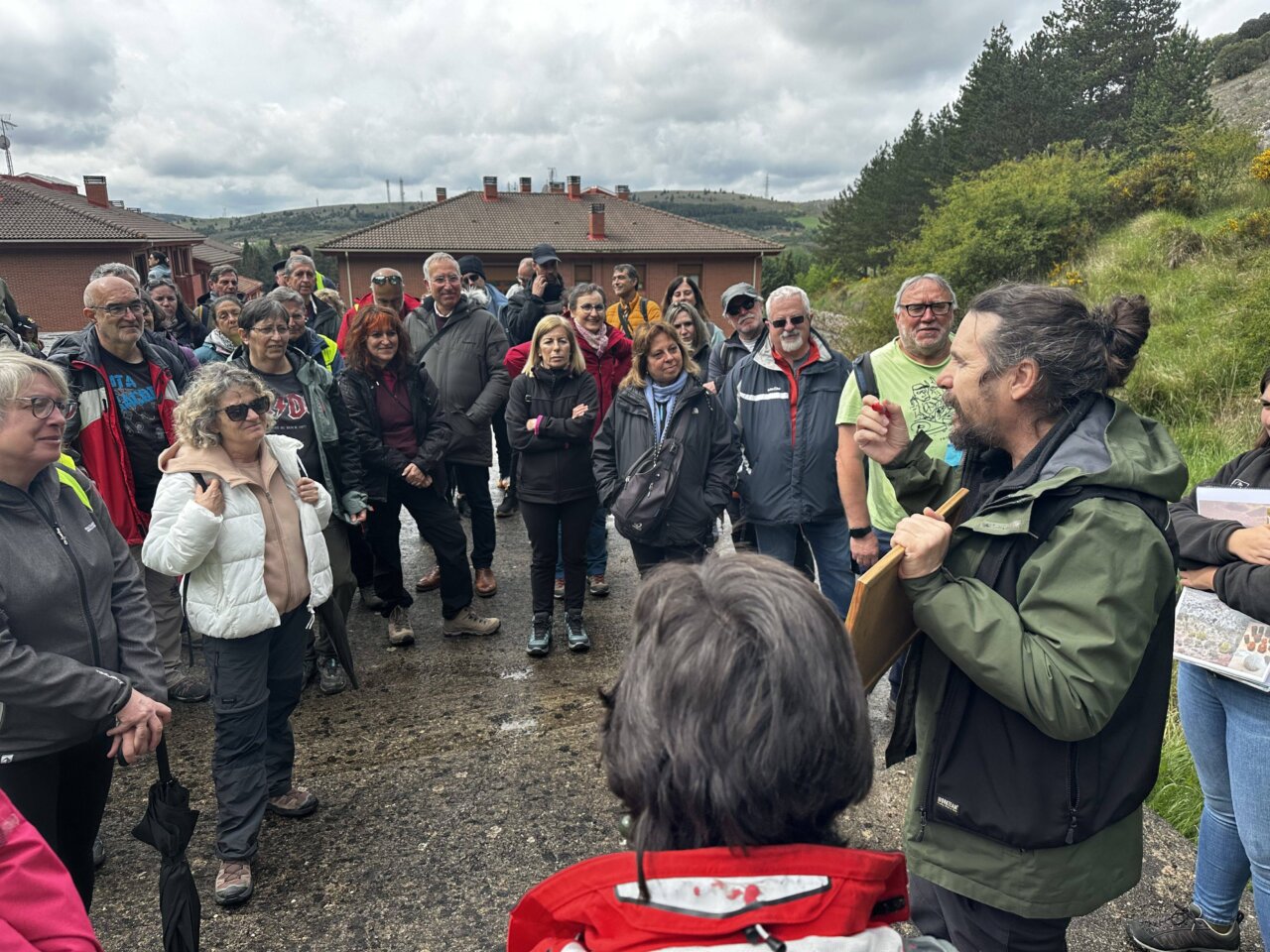 Grupo de personas participando en un Geolodía en Aguilar de Campoo