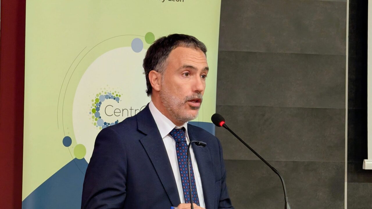 Asier Saiz Rojo hablando en un foro sobre robótica en agricultura
