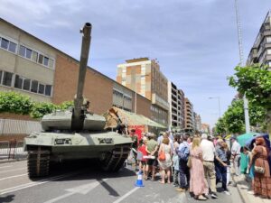 Desfile del día de las Fuerzas Armadas en Palencia con tanques y multitud de personas.