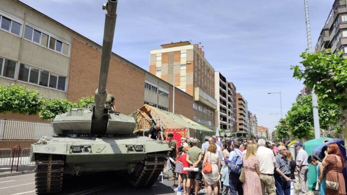 Desfile del día de las Fuerzas Armadas en Palencia con tanques y multitud de personas.