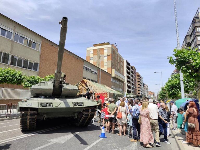 Desfile del día de las Fuerzas Armadas en Palencia con tanques y multitud de personas.