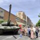 Desfile del día de las Fuerzas Armadas en Palencia con tanques y multitud de personas.