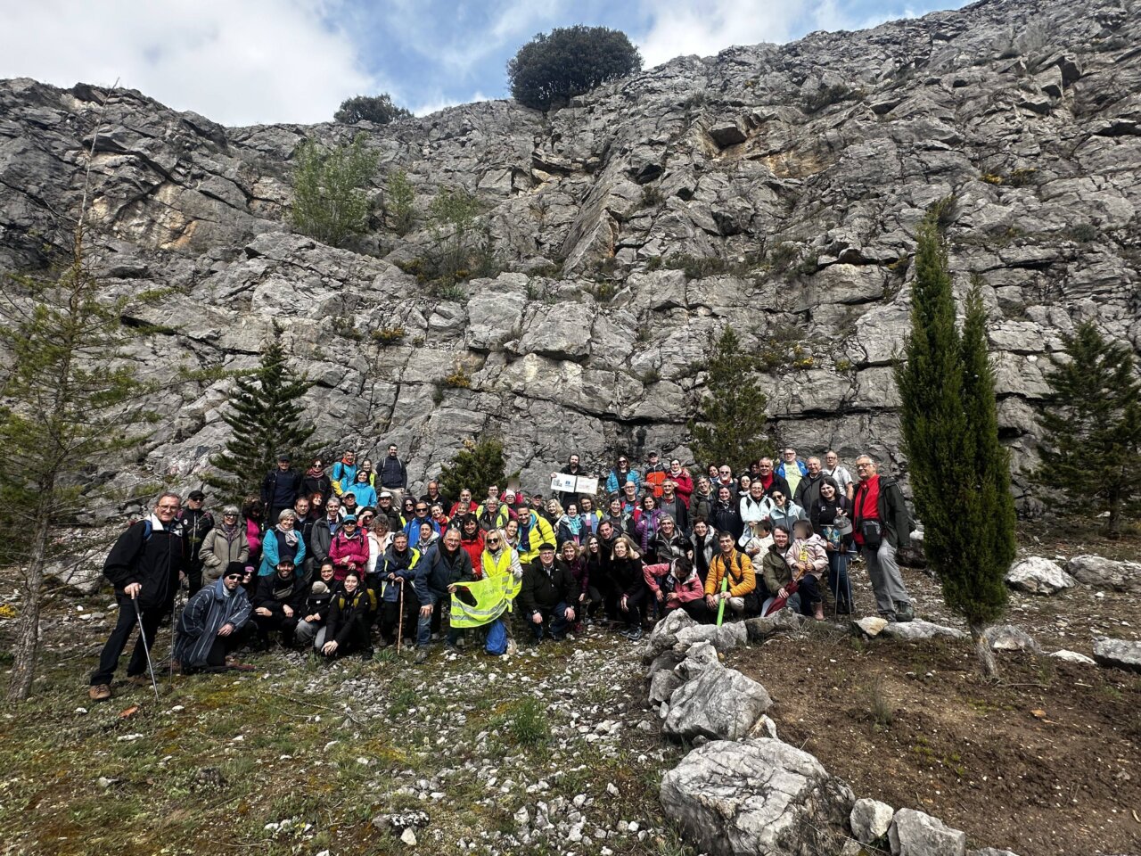 Grupo de personas en la Formación Aguilar durante el Geolodía 2026