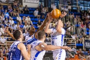 Jugadores de baloncesto en acción durante un partido emocionante