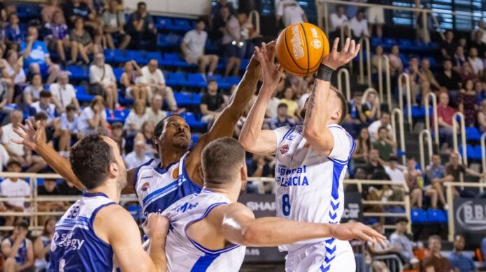 Jugadores de baloncesto en acción durante un partido emocionante