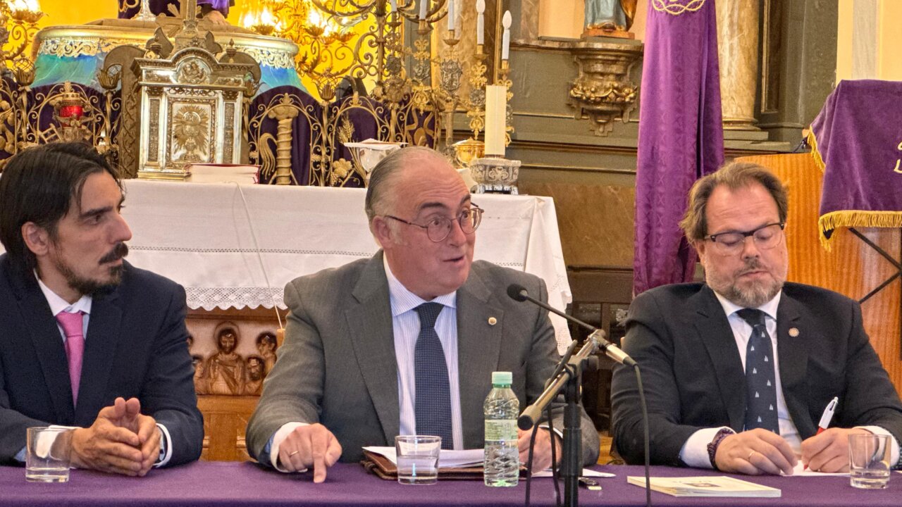 Conferencia sobre la realeza de María en la capilla de Palencia.