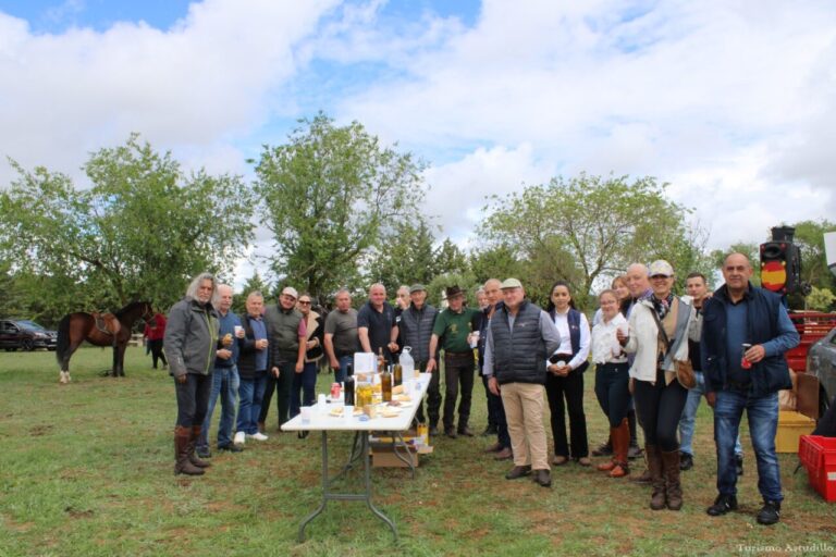 Grupo de personas en la celebración del Voto Villa en Astudillo