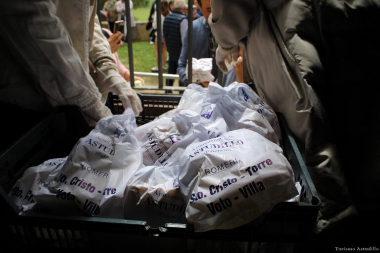 Bolsas de pan y queso en la romería del Voto Villa en Astudillo
