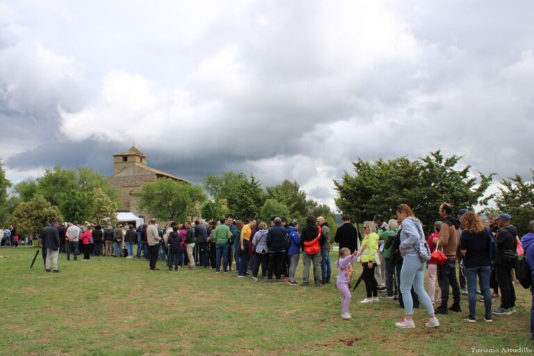 Multitud de personas en la romería del Voto Villa en Astudillo