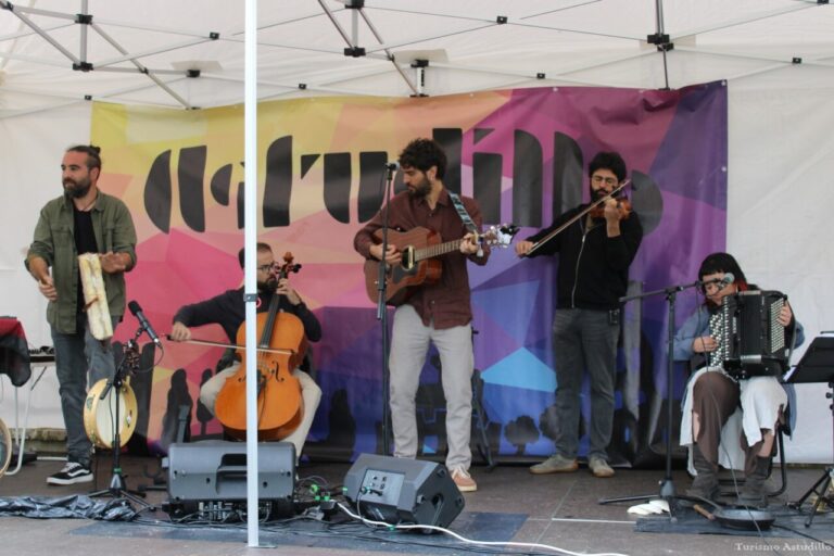 Grupo musical tocando en el evento Voto Villa de Astudillo