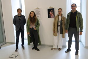 Personas en la exposición Cuerpos que dan vida en el Centro Cultural Lecrác