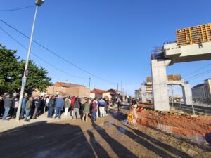 Concentración de vecinos frente a las obras del Salto de Carnero en Palencia