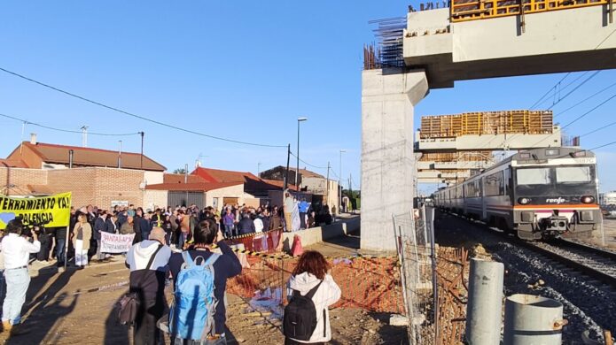 Concentración de vecinos en Palencia contra obras del Salto de Carnero
