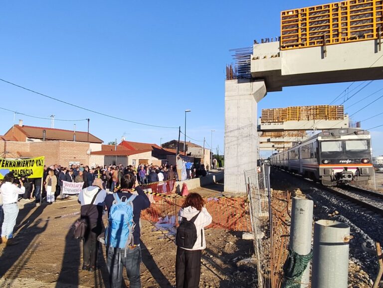 Concentración de vecinos en Palencia contra obras del Salto de Carnero