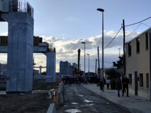 Concentración de personas frente a obras del Salto de Carnero en Palencia