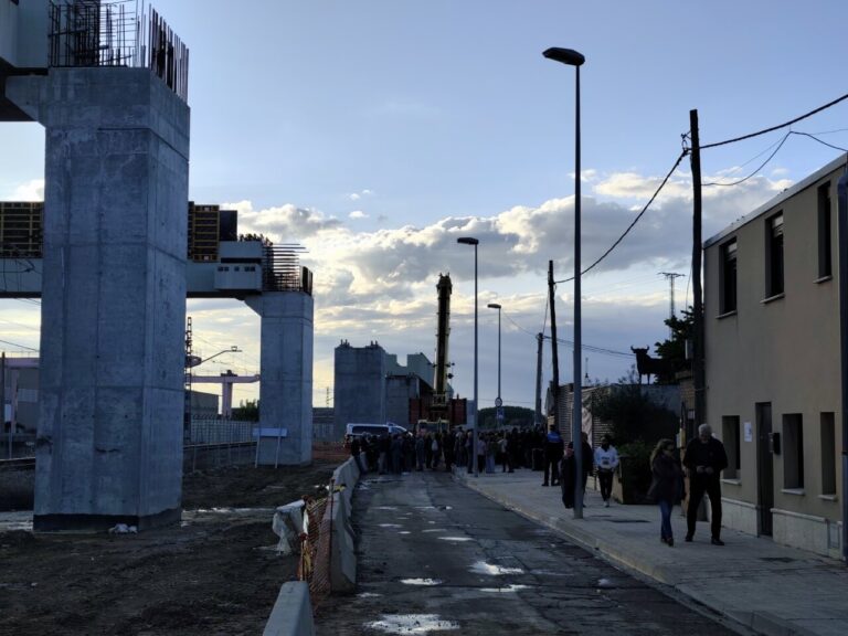 Concentración de personas frente a obras del Salto de Carnero en Palencia