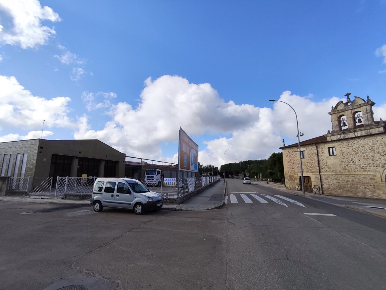 Vista del nuevo supermercado en Herrera de Pisuerga con cielo azul