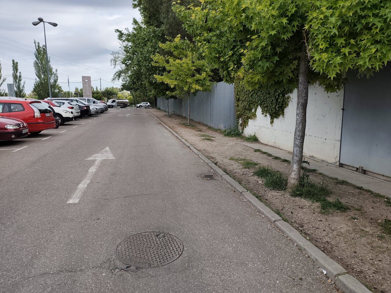 Vista de la zona de aparcamiento cerca del Hospital Río Carrión en Palencia