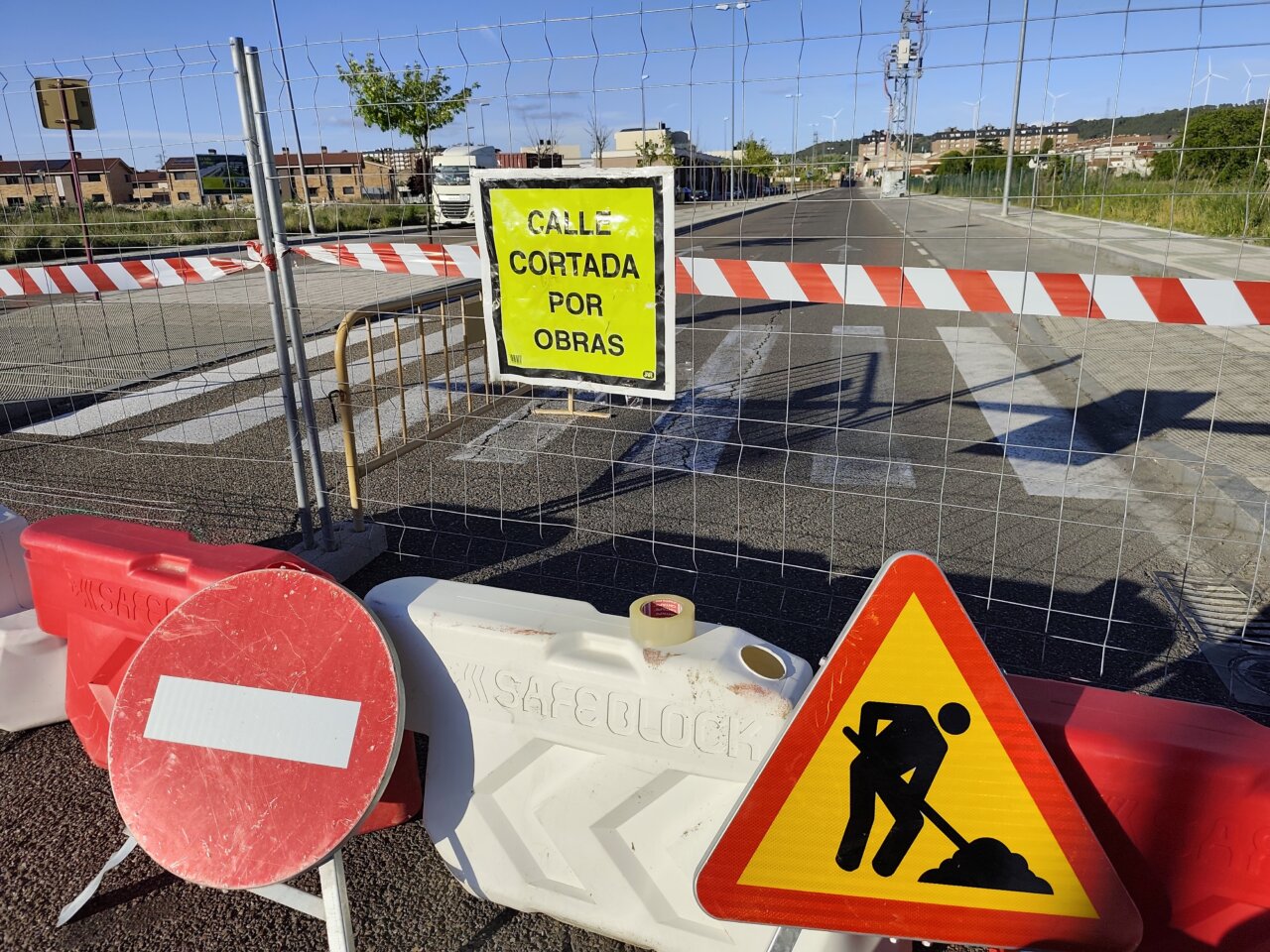 Señal de calle cortada por obras en Palencia con barreras de seguridad.