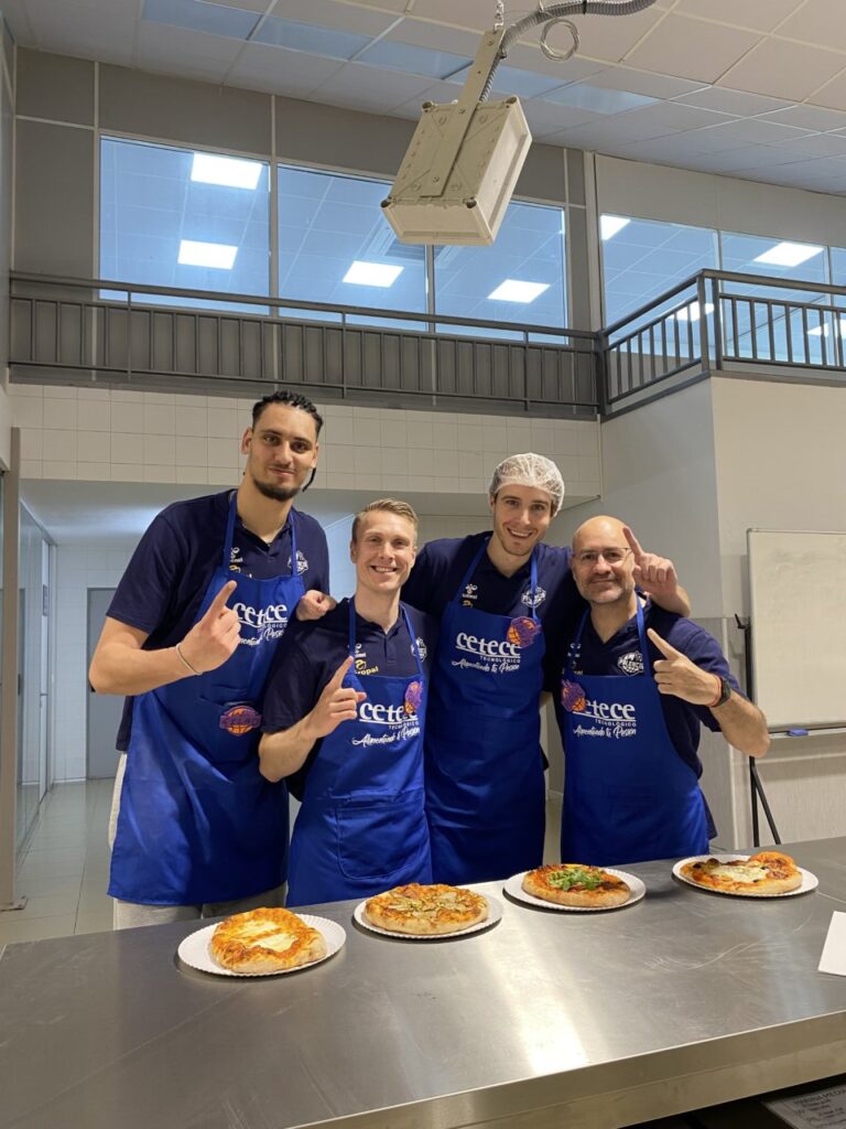 Jugadores del Súper Agropal Palencia Baloncesto con pizzas artesanas en CETECE