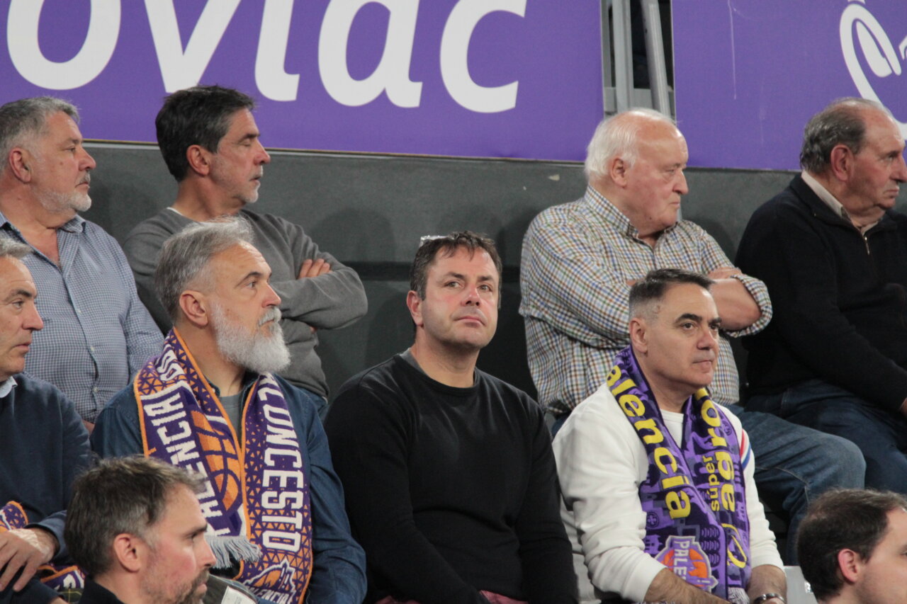 Aficionados del Súper Agropal Palencia en un partido de baloncesto