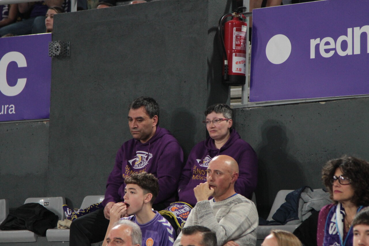 Aficionados del Súper Agropal Palencia en un partido de baloncesto
