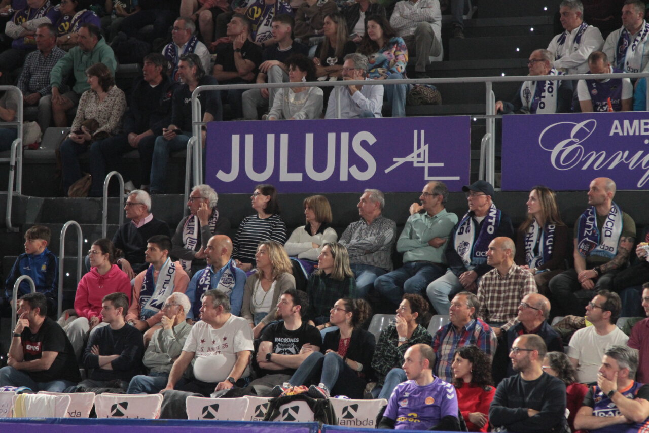 Aficionados del Súper Agropal Palencia en un partido de baloncesto