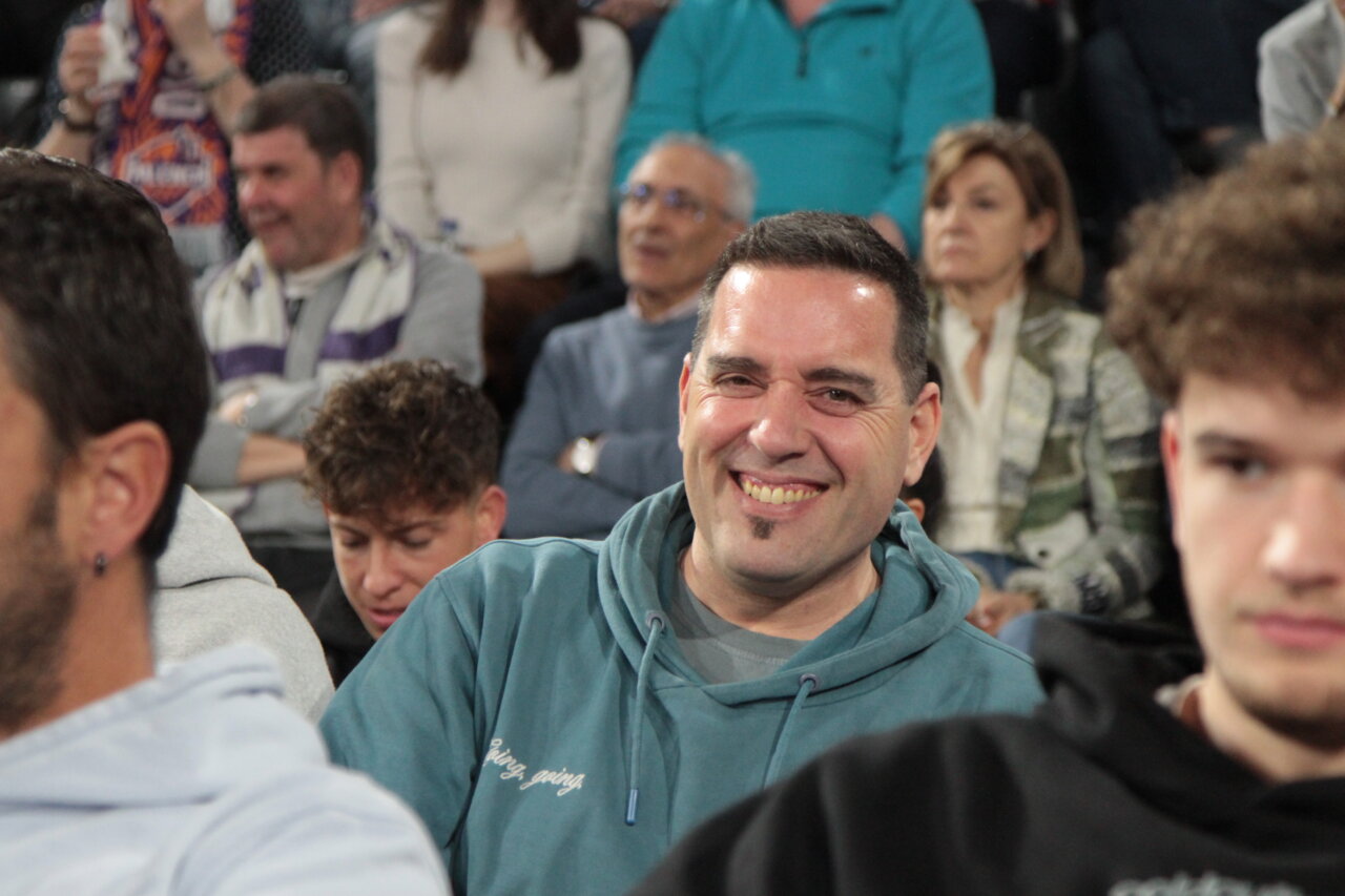 Aficionados sonrientes durante el partido de baloncesto en Palencia