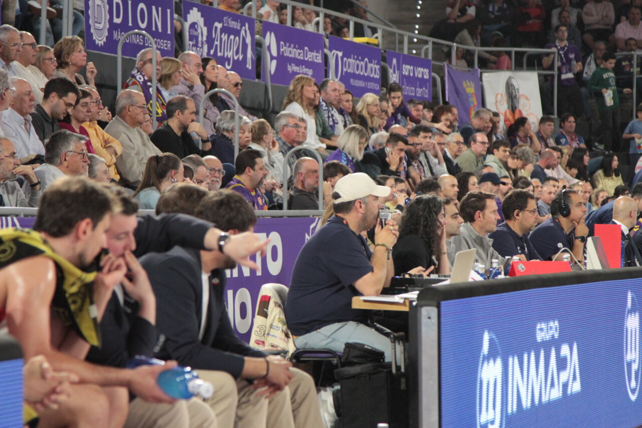 Aficionados y equipo en el partido de baloncesto entre Palencia y Fuenlabrada