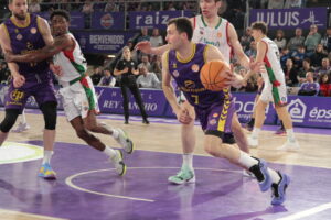 Jugadores del Súper Agropal Palencia en un partido de baloncesto