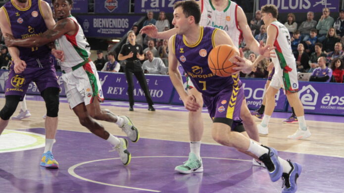 Jugadores del Súper Agropal Palencia en un partido de baloncesto