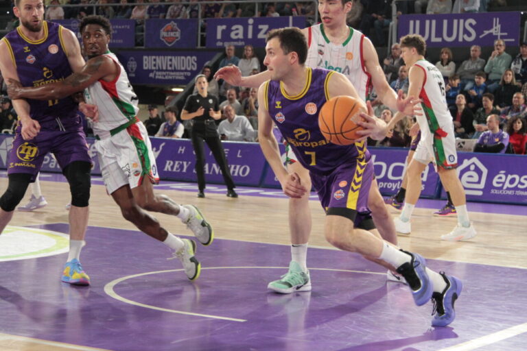 Jugadores del Súper Agropal Palencia en un partido de baloncesto