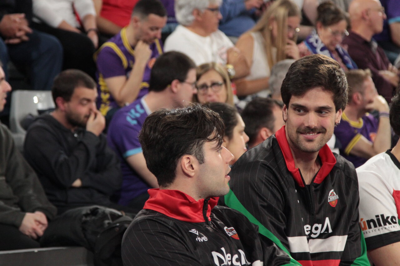 Jugadores del Súper Agropal Palencia conversando en un partido
