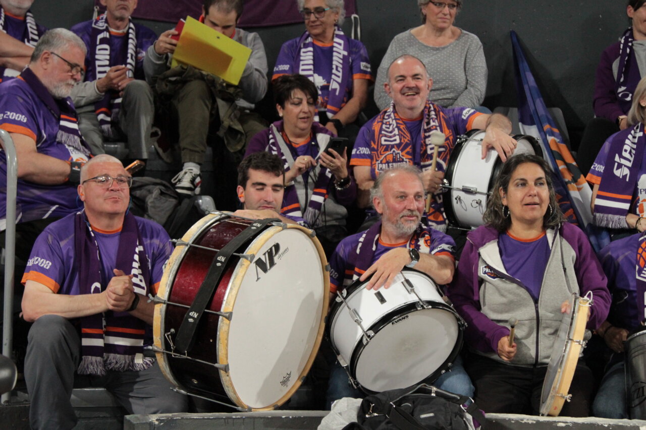 Aficionados del Súper Agropal Palencia animando con instrumentos musicales