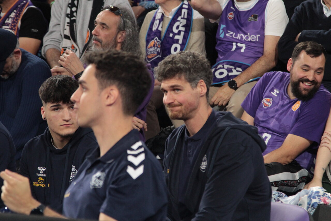 Jugadores y aficionados del Súper Agropal Palencia en un partido de baloncesto