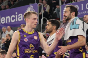 Jugadores del Súper Agropal Palencia en un partido de baloncesto