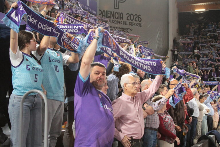 Aficionados en las gradas del partido entre Agropal y Fuenlabrada