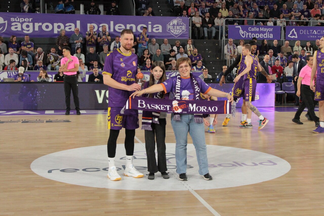 Entrega del Trofeo Urko Otegui en un partido de baloncesto
