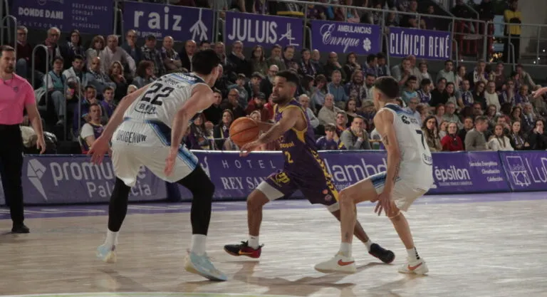 Jugadores de baloncesto en acción durante un partido en Palencia.