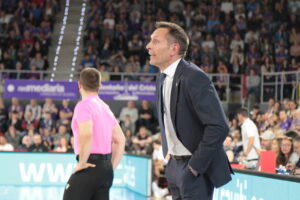 Entrenador dirigiendo el partido de baloncesto entre Fuenlabrada y Palencia