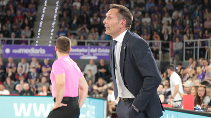 Entrenador dirigiendo el partido de baloncesto entre Fuenlabrada y Palencia