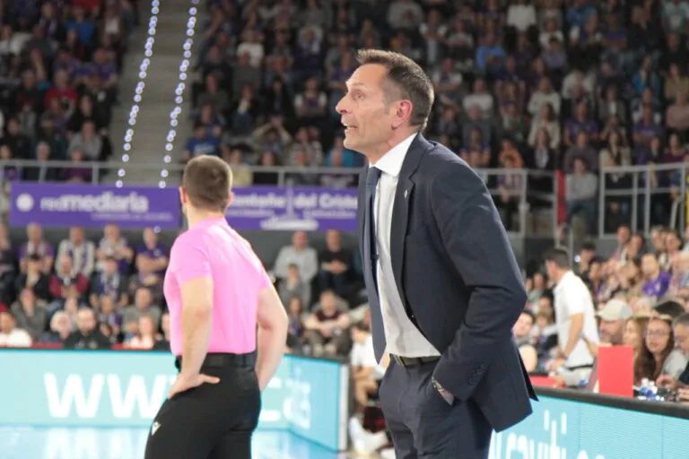 Entrenador dirigiendo el partido de baloncesto entre Fuenlabrada y Palencia