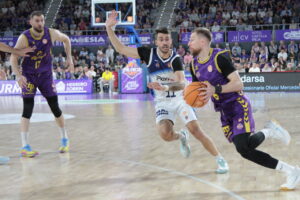 Jugadores de baloncesto en un partido entre Súper Agropal y Fuenlabrada