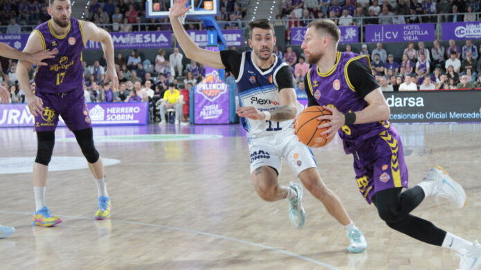 Jugadores de baloncesto en un partido entre Súper Agropal y Fuenlabrada