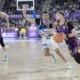 Jugadores de baloncesto en un partido entre Súper Agropal y Fuenlabrada