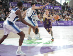 Jugador del Súper Agropal en acción durante un partido de baloncesto
