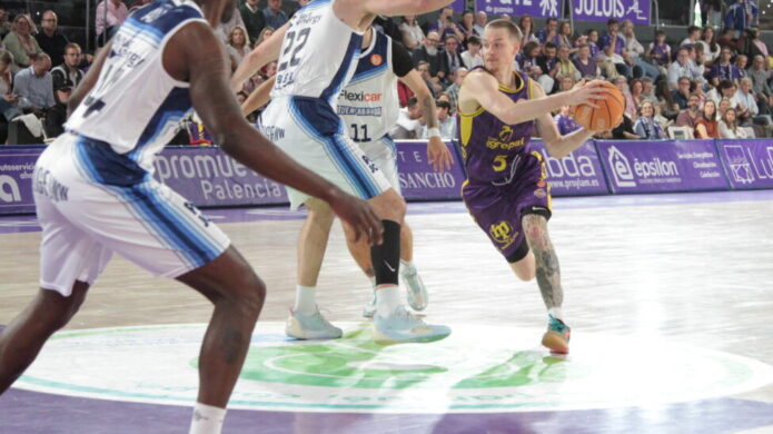 Jugador del Súper Agropal en acción durante un partido de baloncesto