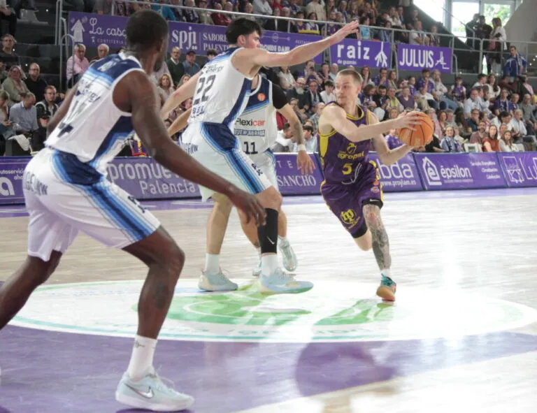 Jugador del Súper Agropal en acción durante un partido de baloncesto