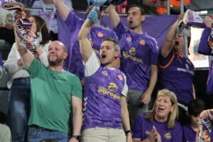 Aficionados del Súper Agropal animando durante un partido de baloncesto.