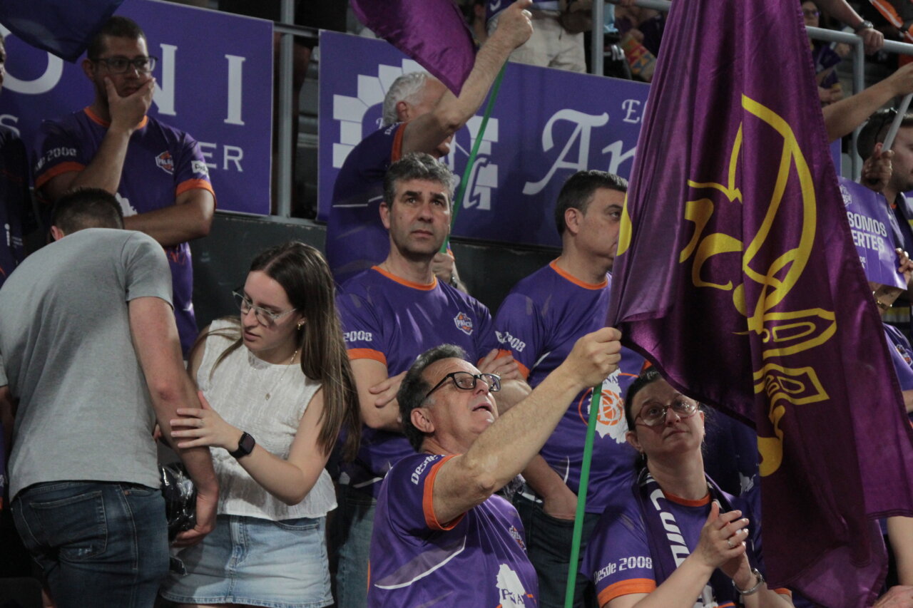 Aficionados animando en las gradas de un evento deportivo